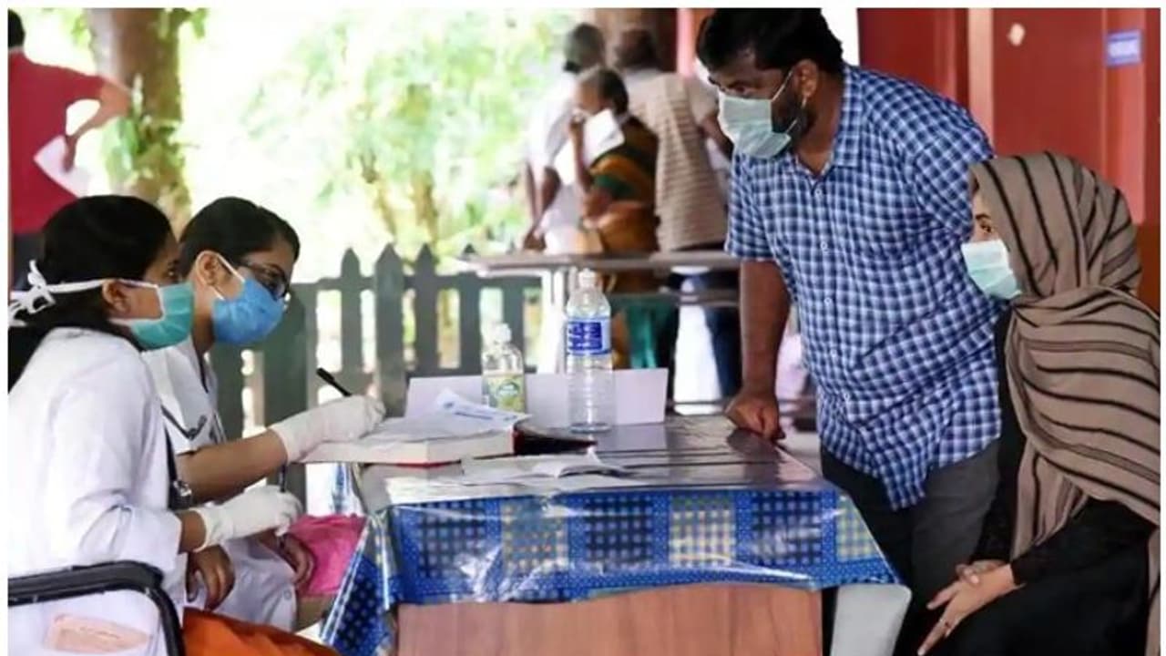 ഗുരുതരാവസ്ഥയില്ലാത്ത കൊവിഡ് രോഗികള്ക്ക് വീട്ടിൽ ചികിത്സ, സാധ്യതകൾ തേടി സർക്കാർ ഗുരുതരാവസ്ഥയില്ലാത്ത കൊവിഡ് രോഗികള്ക്ക് വീട്ടിൽ ചികിത്സ, സാധ്യതകൾ തേടി സർക്കാർ