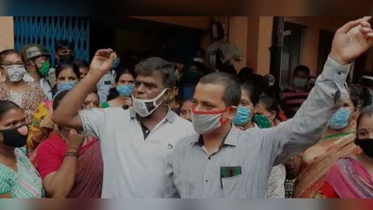 'নো স্কুল নো ফি' র দাবিতে অন্ধ্র অ্যাসোসিয়েশন স্কুলের অভিভাবকরা, ছুটল টালিগঞ্জ থানার পুলিশ 'নো স্কুল নো ফি' র দাবিতে অন্ধ্র অ্যাসোসিয়েশন স্কুলের অভিভাবকরা, ছুটল টালিগঞ্জ থানার পুলিশ