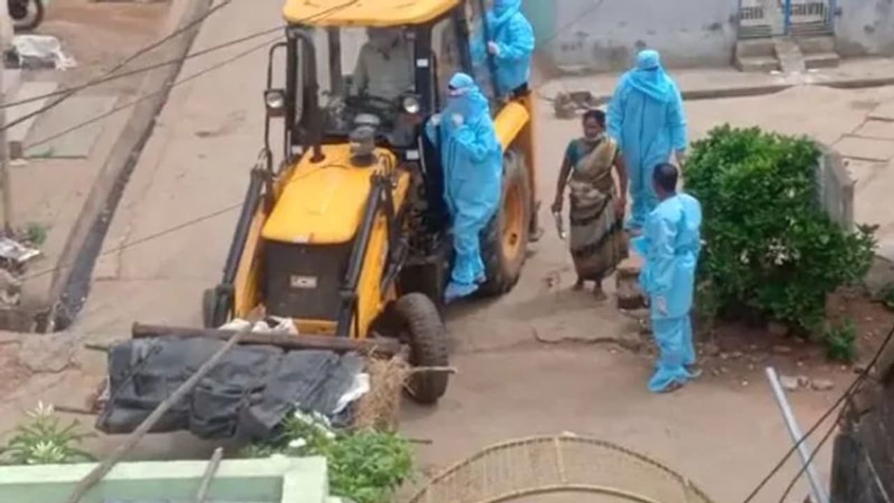 ಕೊರೋನಾ ಇರದಿದ್ರೂ ಜೆಸಿಬಿಯಲ್ಲಿ ಸಾಗಿಸಿ ಮಹಿಳೆ ಶವಸಂಸ್ಕಾರ..! ಕೊರೋನಾ ಇರದಿದ್ರೂ ಜೆಸಿಬಿಯಲ್ಲಿ ಸಾಗಿಸಿ ಮಹಿಳೆ ಶವಸಂಸ್ಕಾರ..!