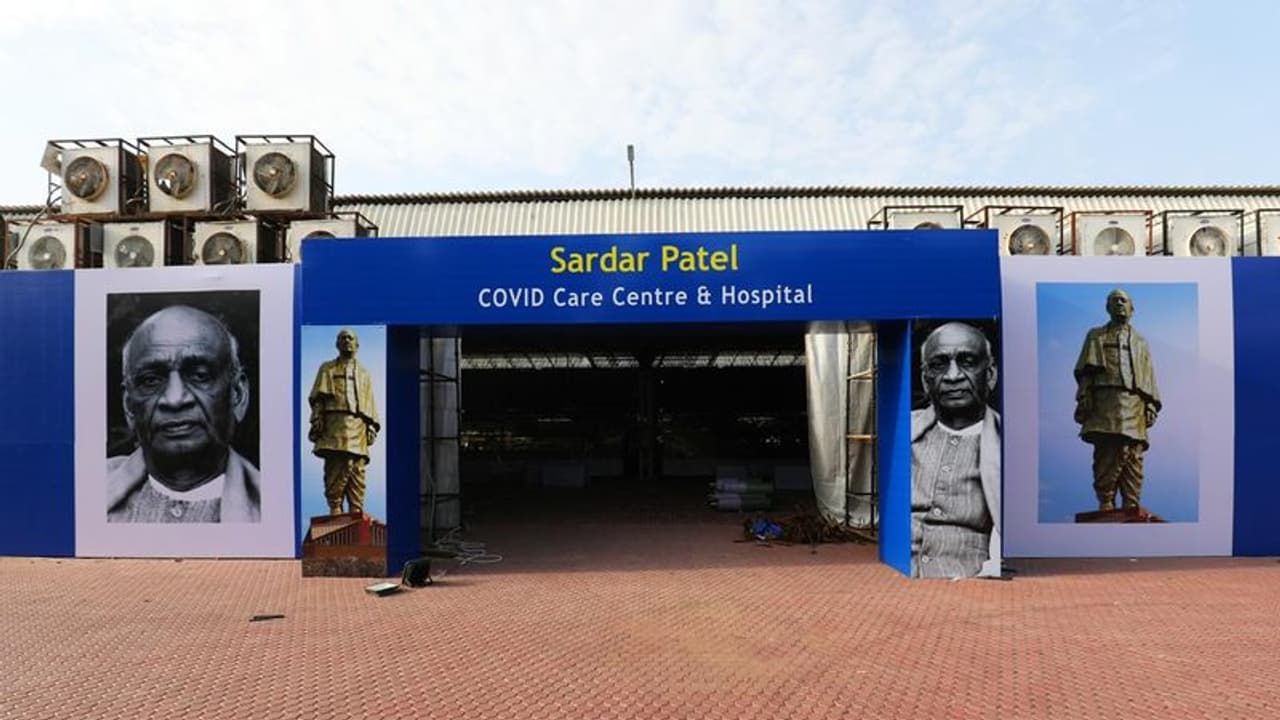 ದೆಹಲಿಯ ಅತೀ ದೊಡ್ಡ ಕೋವಿಡ್ ಚಿಕಿತ್ಸಾ ಕೇಂದ್ರಕ್ಕೆ ಅಮಿತ್ ಶಾ ಬೇಟಿ! ದೆಹಲಿಯ ಅತೀ ದೊಡ್ಡ ಕೋವಿಡ್ ಚಿಕಿತ್ಸಾ ಕೇಂದ್ರಕ್ಕೆ ಅಮಿತ್ ಶಾ ಬೇಟಿ!