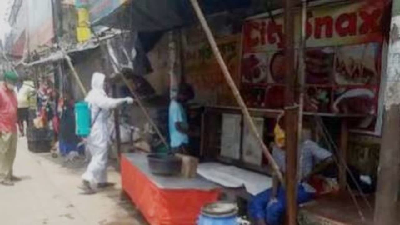 জনবহুল এলাকায় মুড়ি বিক্রি করছেন 'করোনা রোগী', হুলুস্থুলকাণ্ড মালদহে জনবহুল এলাকায় মুড়ি বিক্রি করছেন 'করোনা রোগী', হুলুস্থুলকাণ্ড মালদহে