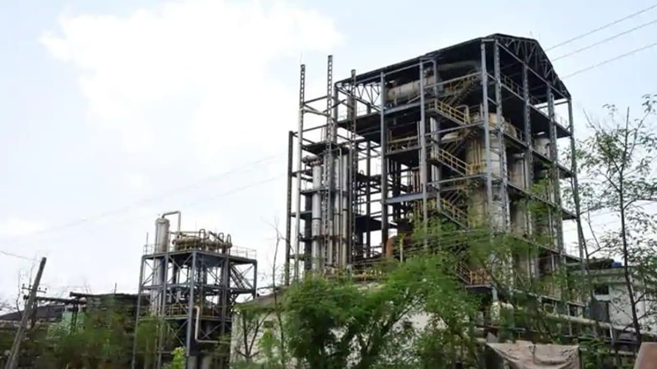 आंध्र प्रदेश : केमिकल फैक्ट्री से गैस लीक होने से मैनेजर की मौत, मजदूरों की तबीयत हुई खराब आंध्र प्रदेश : केमिकल फैक्ट्री से गैस लीक होने से मैनेजर की मौत, मजदूरों की तबीयत हुई खराब