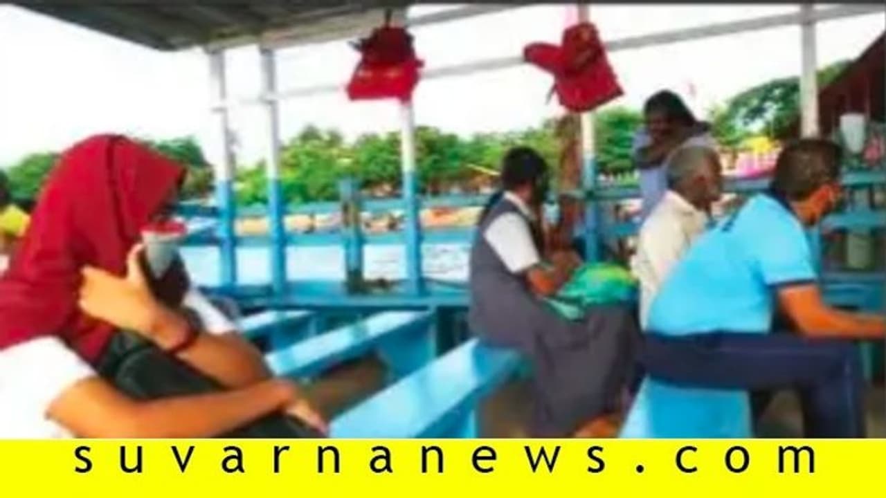 ಮಂಗಳೂರು: ಬೋಟ್ ಮೂಲಕ ವಿದ್ಯಾರ್ಥಿಗಳು ಪರೀಕ್ಷಾ ಕೇಂದ್ರಕ್ಕೆ ಮಂಗಳೂರು: ಬೋಟ್ ಮೂಲಕ ವಿದ್ಯಾರ್ಥಿಗಳು ಪರೀಕ್ಷಾ ಕೇಂದ್ರಕ್ಕೆ