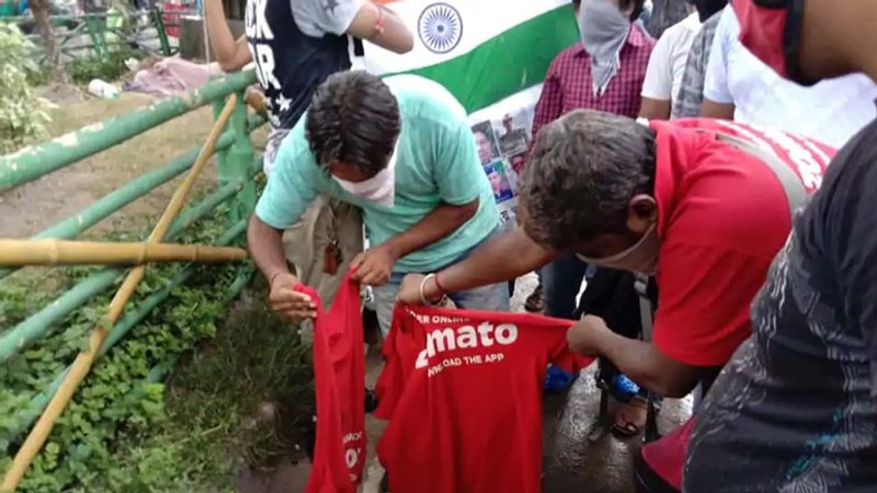 ചൈനക്കെതിരെ പ്രതിഷേധം: യൂനിഫോം കത്തിച്ച് സൊമാറ്റോ ജീവനക്കാര് ചൈനക്കെതിരെ പ്രതിഷേധം: യൂനിഫോം കത്തിച്ച് സൊമാറ്റോ ജീവനക്കാര്