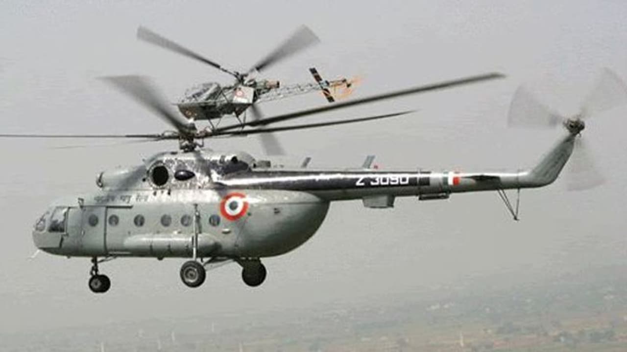 కారణమిదీ: యూపీ పొలాల్లో దిగిన భారత వైమానిక దళ హెలికాప్టర్ కారణమిదీ: యూపీ పొలాల్లో దిగిన భారత వైమానిక దళ హెలికాప్టర్