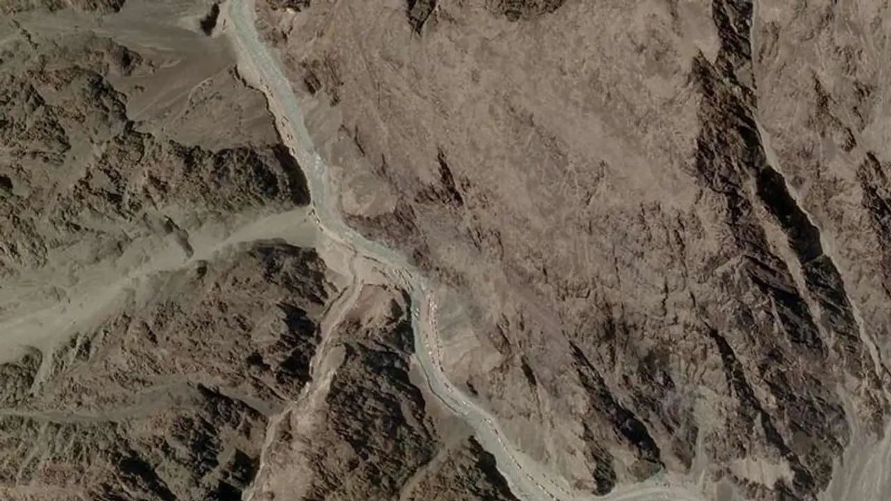 'ভারতকে চ্যালেঞ্জ ছুঁড়তে'ই কি চিনের ১৬টি সেনা ছাউনি, গালওয়ানে ভারী হচ্ছে 'ড্রাগনের পায়ের ছাপ' 'ভারতকে চ্যালেঞ্জ ছুঁড়তে'ই কি চিনের ১৬টি সেনা ছাউনি, গালওয়ানে ভারী হচ্ছে 'ড্রাগনের পায়ের ছাপ'