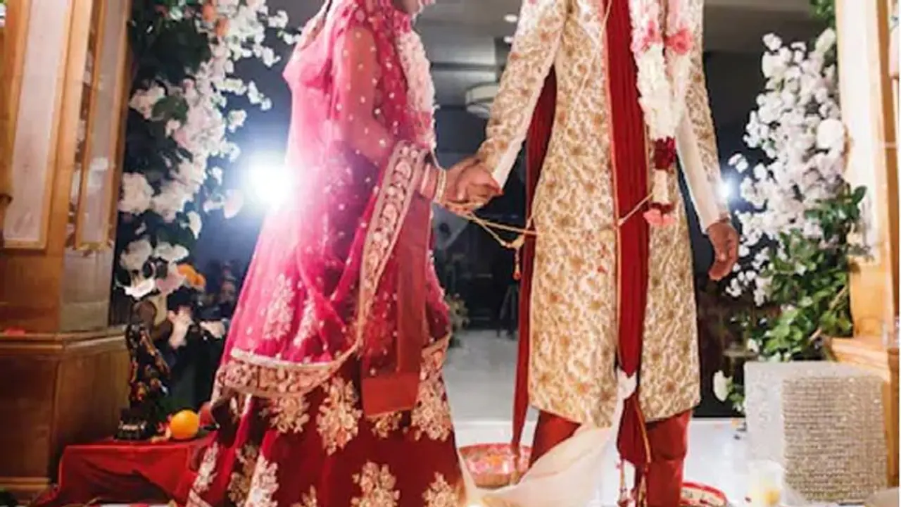 ಮದುವೆಗೆ 50ಕ್ಕೂ ಅಧಿಕ ಜನರ ಸೇರಿಸಿದ ಕುಟುಂಬಕ್ಕೆ ಯಾವ ಸ್ಥಿತಿ ಬಂತು ನೋಡಿ! ಮದುವೆಗೆ 50ಕ್ಕೂ ಅಧಿಕ ಜನರ ಸೇರಿಸಿದ ಕುಟುಂಬಕ್ಕೆ ಯಾವ ಸ್ಥಿತಿ ಬಂತು ನೋಡಿ!