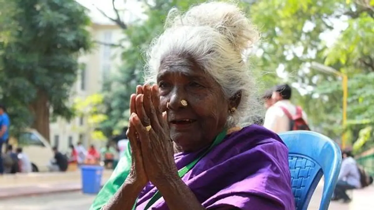 விபத்தில் சிக்கிய நாட்டுப்புற பாடகி கொல்லங்குடி கருப்பாயி! மருத்துவ மனையில் தீவிர சிகிச்சை! விபத்தில் சிக்கிய நாட்டுப்புற பாடகி கொல்லங்குடி கருப்பாயி! மருத்துவ மனையில் தீவிர சிகிச்சை!