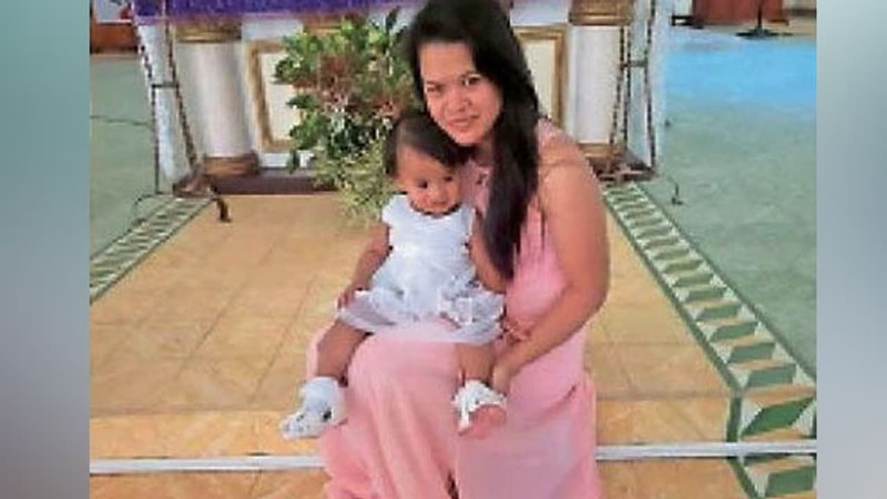 फिलीपींस में बेटी के संग फंसी पत्नी, पति ने पानी की तरह पैसा बहा दिया, फिर भी इंडिया नहीं ला पाया फिलीपींस में बेटी के संग फंसी पत्नी, पति ने पानी की तरह पैसा बहा दिया, फिर भी इंडिया नहीं ला पाया