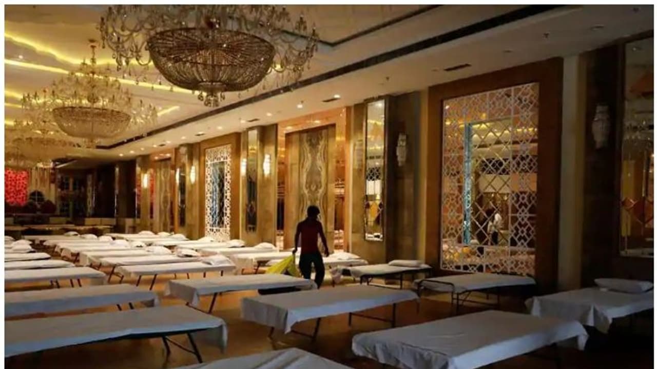 ലോക്ക്ഡൗൺ നിയമം ലംഘിച്ചു; വിവാഹച്ചടങ്ങിലേക്ക് 50 അതിഥികളെ ക്ഷണിച്ചു; ആറ് ലക്ഷം രൂപ പിഴ ലോക്ക്ഡൗൺ നിയമം ലംഘിച്ചു; വിവാഹച്ചടങ്ങിലേക്ക് 50 അതിഥികളെ ക്ഷണിച്ചു; ആറ് ലക്ഷം രൂപ പിഴ