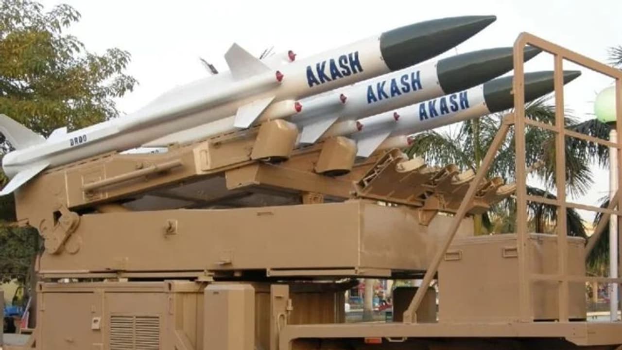 ലഡാക്ക് അതിര്ത്തിയില് 'ആകാശ്' മിസൈലുകള് വിന്യസിച്ച് ഇന്ത്യ ലഡാക്ക് അതിര്ത്തിയില് 'ആകാശ്' മിസൈലുകള് വിന്യസിച്ച് ഇന്ത്യ
