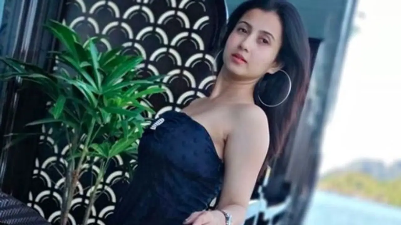 অভিনেত্রী থেকে রানওয়ে মডেল মনামী, রাতারাতি কীভাবে হল এই বদল, দেখুন ছবিতে