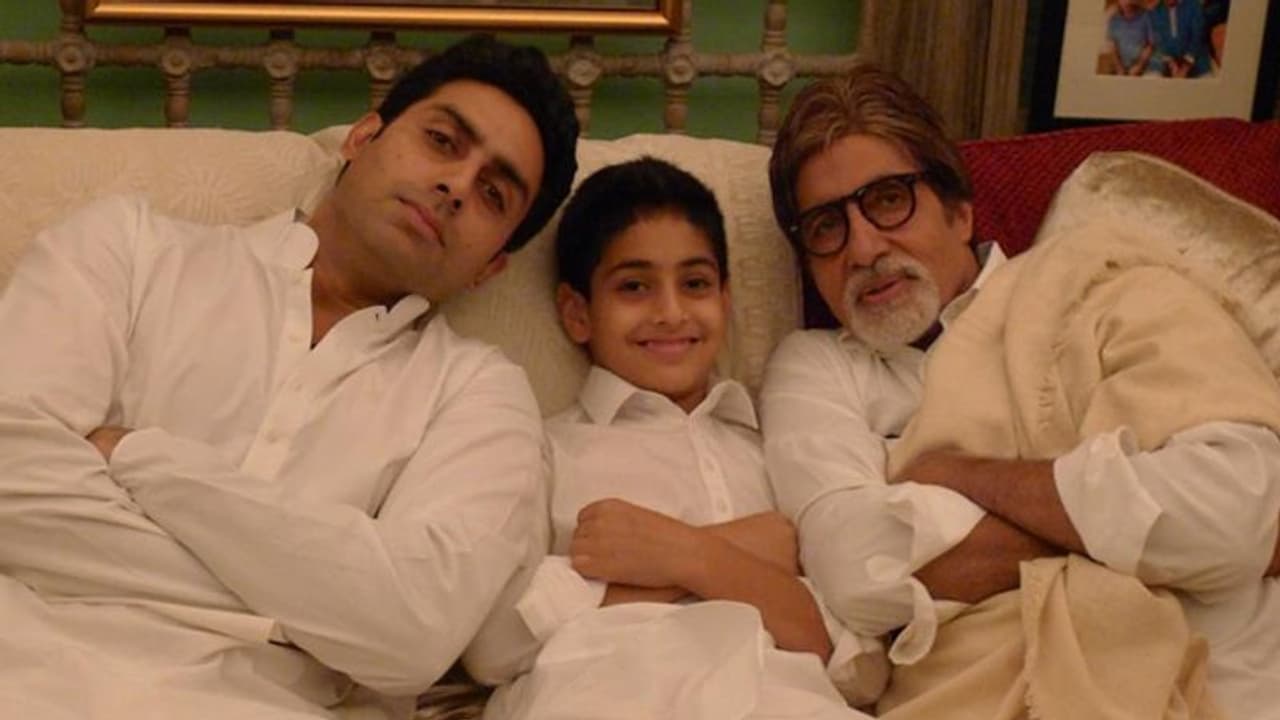 एक ही फ्रेम में दिखी बच्चन फैमिली की तीन पीढ़ी, बेटे और नाती के साथ स्माइल करते नजर आए अमिताभ एक ही फ्रेम में दिखी बच्चन फैमिली की तीन पीढ़ी, बेटे और नाती के साथ स्माइल करते नजर आए अमिताभ