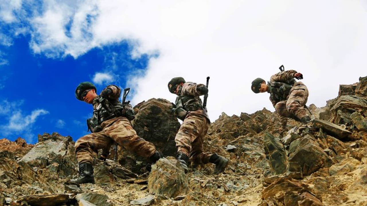 লাদাখ নিয়ে চিনকে আরও কড়া বার্তা, প্রধানমন্ত্রী দিল্লি ফিরতেই সীমান্তে বাড়ান হল সেনা লাদাখ নিয়ে চিনকে আরও কড়া বার্তা, প্রধানমন্ত্রী দিল্লি ফিরতেই সীমান্তে বাড়ান হল সেনা