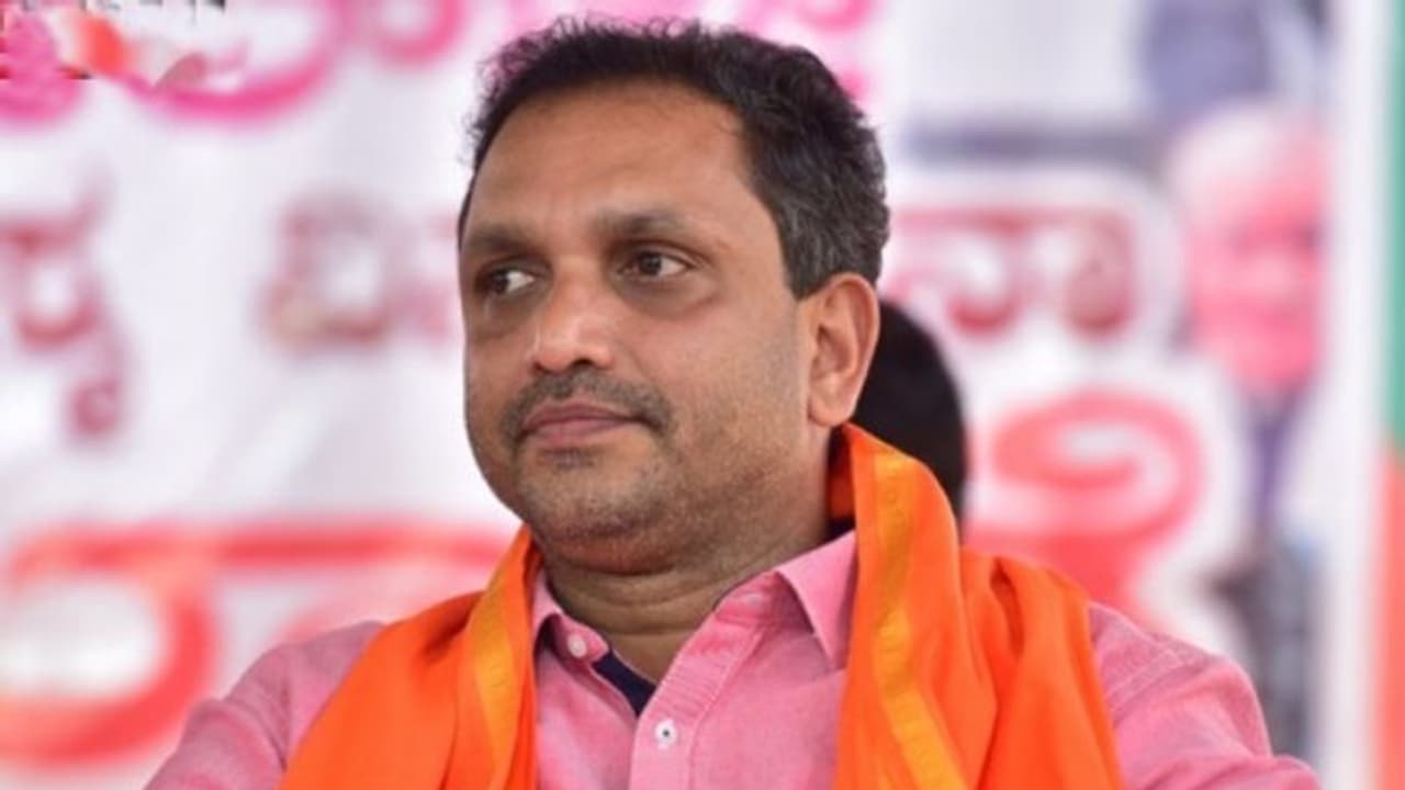 സ്വർണക്കടത്ത്: മുഖ്യമന്ത്രിയുടെ അഡീ. പ്രൈവറ്റ് സെക്രട്ടറിക്കെതിരെ കെ.സുരേന്ദ്രൻ സ്വർണക്കടത്ത്: മുഖ്യമന്ത്രിയുടെ അഡീ. പ്രൈവറ്റ് സെക്രട്ടറിക്കെതിരെ കെ.സുരേന്ദ്രൻ