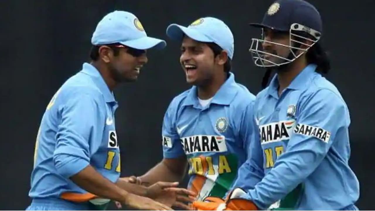 കലിപ്പന് ദ്രാവിഡിനെ ആദ്യമായി കാണുകയല്ല, ഒരിക്കല് ധോണിക്ക് കണക്കിന് കിട്ടി; സംഭവം വിവരിച്ച് സെവാഗ് കലിപ്പന് ദ്രാവിഡിനെ ആദ്യമായി കാണുകയല്ല, ഒരിക്കല് ധോണിക്ക് കണക്കിന് കിട്ടി; സംഭവം വിവരിച്ച് സെവാഗ്