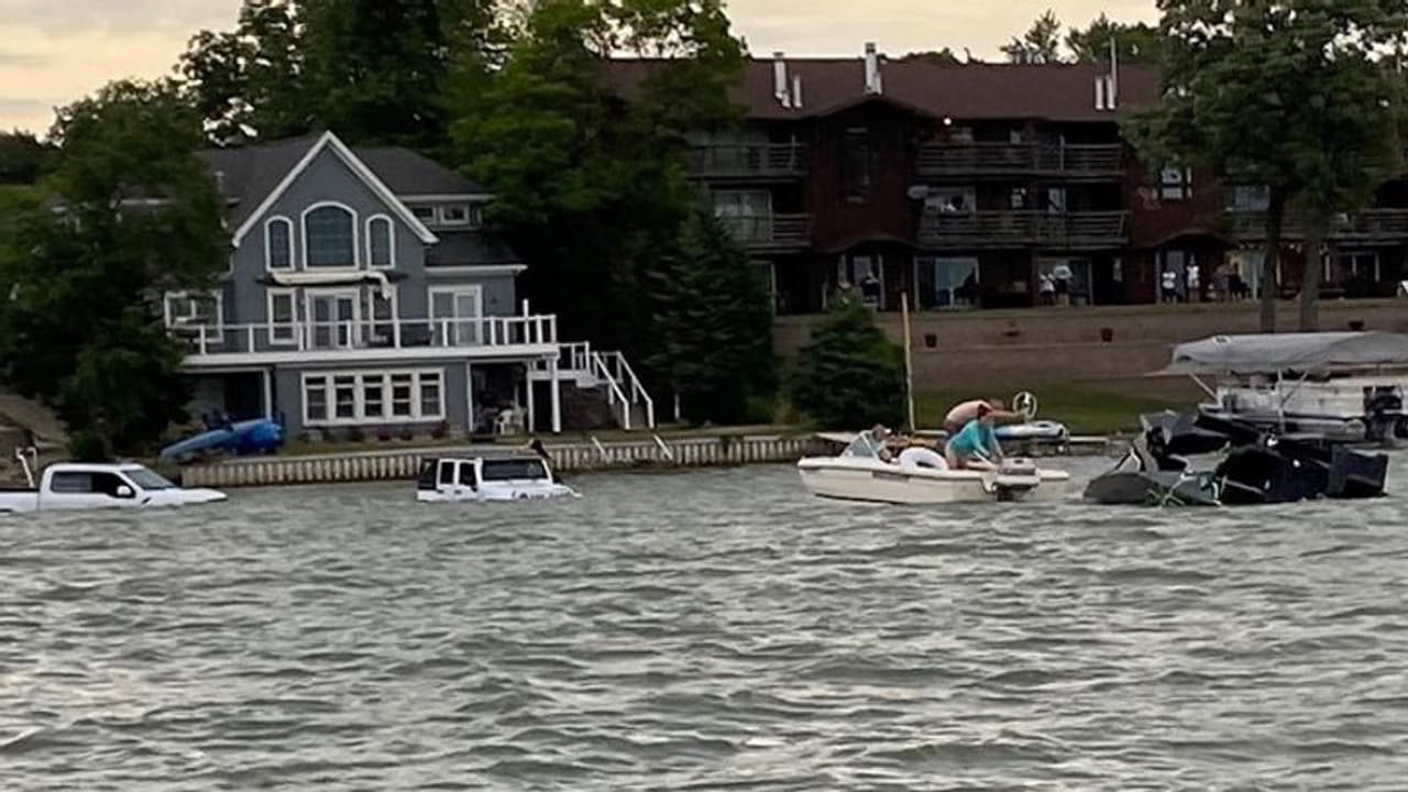 ಮುಳುಗುತ್ತಿರುವ ಬೋಟ್ ರಕ್ಷಿಸಲು ಕೆರೆಗೆ ಜೀಪ್, ಪಿಕ್ಅಪ್ ಇಳಿಸಿ ಕೈಸುಟ್ಟುಕೊಂಡ ಮಾಲೀಕ! ಮುಳುಗುತ್ತಿರುವ ಬೋಟ್ ರಕ್ಷಿಸಲು ಕೆರೆಗೆ ಜೀಪ್, ಪಿಕ್ಅಪ್ ಇಳಿಸಿ ಕೈಸುಟ್ಟುಕೊಂಡ ಮಾಲೀಕ!