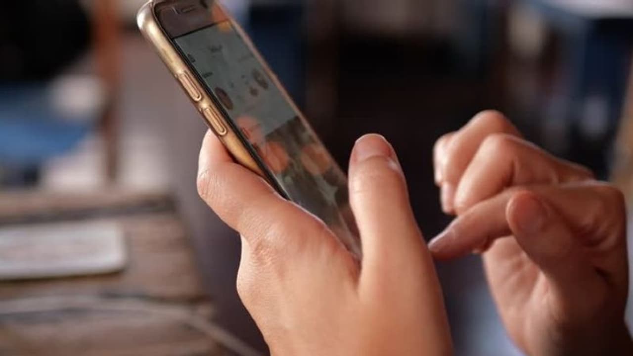 സ്ത്രീകളുടെ കൈകളില് സ്മാര്ട്ട് ഫോണ് എത്തുമ്പോള്... സ്ത്രീകളുടെ കൈകളില് സ്മാര്ട്ട് ഫോണ് എത്തുമ്പോള്...