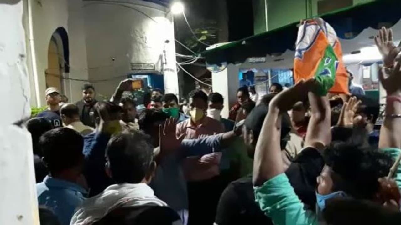 বিজেপির থানা ঘেরাওকে কেন্দ্র করে ধুন্ধুমার বর্ধমান, তৃণমূলের ওপর মারধরের অভিযোগ বিজেপির থানা ঘেরাওকে কেন্দ্র করে ধুন্ধুমার বর্ধমান, তৃণমূলের ওপর মারধরের অভিযোগ