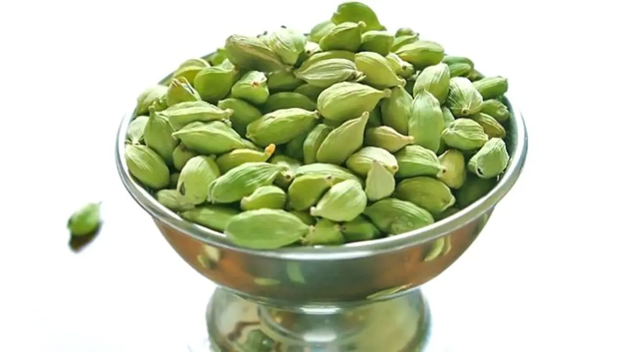 शु्कवार की रात करें इलाइची का ये आसान उपाय, बन सकते हैं धन लाभ के योग शु्कवार की रात करें इलाइची का ये आसान उपाय, बन सकते हैं धन लाभ के योग