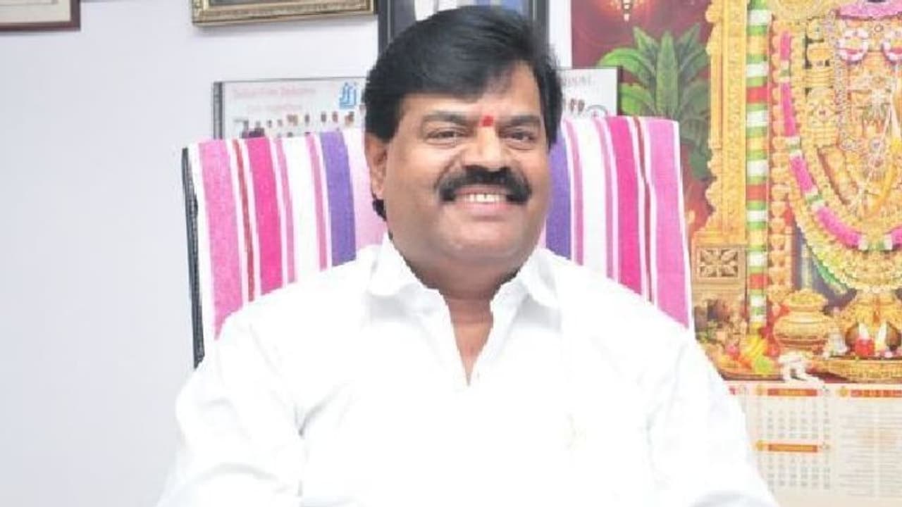 తెలుగు సినీ నిర్మాతపై కేసు.. దౌర్జన్యం చేశాడంటూ మహిళ ఫిర్యాదు తెలుగు సినీ నిర్మాతపై కేసు.. దౌర్జన్యం చేశాడంటూ మహిళ ఫిర్యాదు