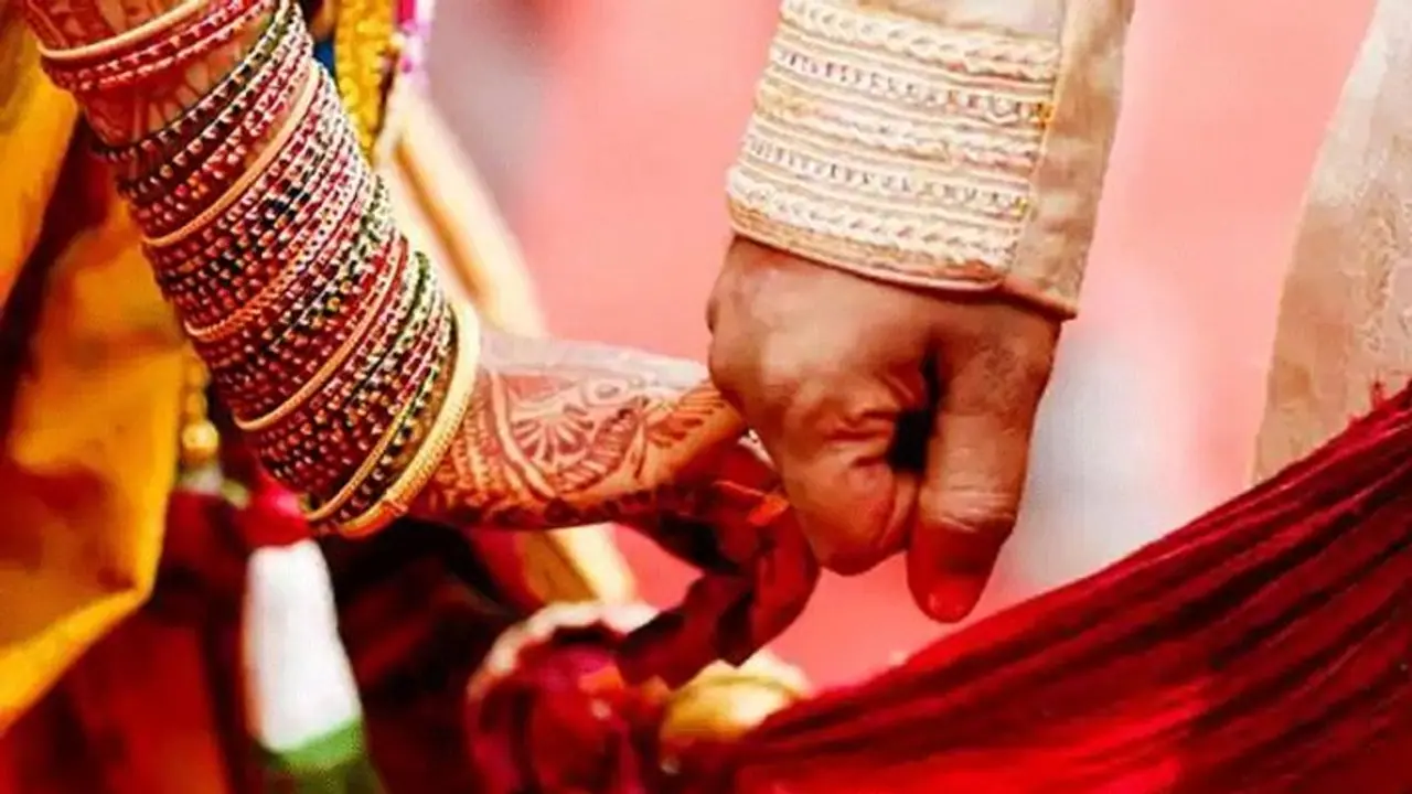 ಮಗಳ ಮದುವೆ ಮರುದಿನವೇ ತಂದೆ ಹಠಾತ್ ಸಾವು: ಕೊರೋನಾ ಶಂಕೆ ಮಗಳ ಮದುವೆ ಮರುದಿನವೇ ತಂದೆ ಹಠಾತ್ ಸಾವು: ಕೊರೋನಾ ಶಂಕೆ