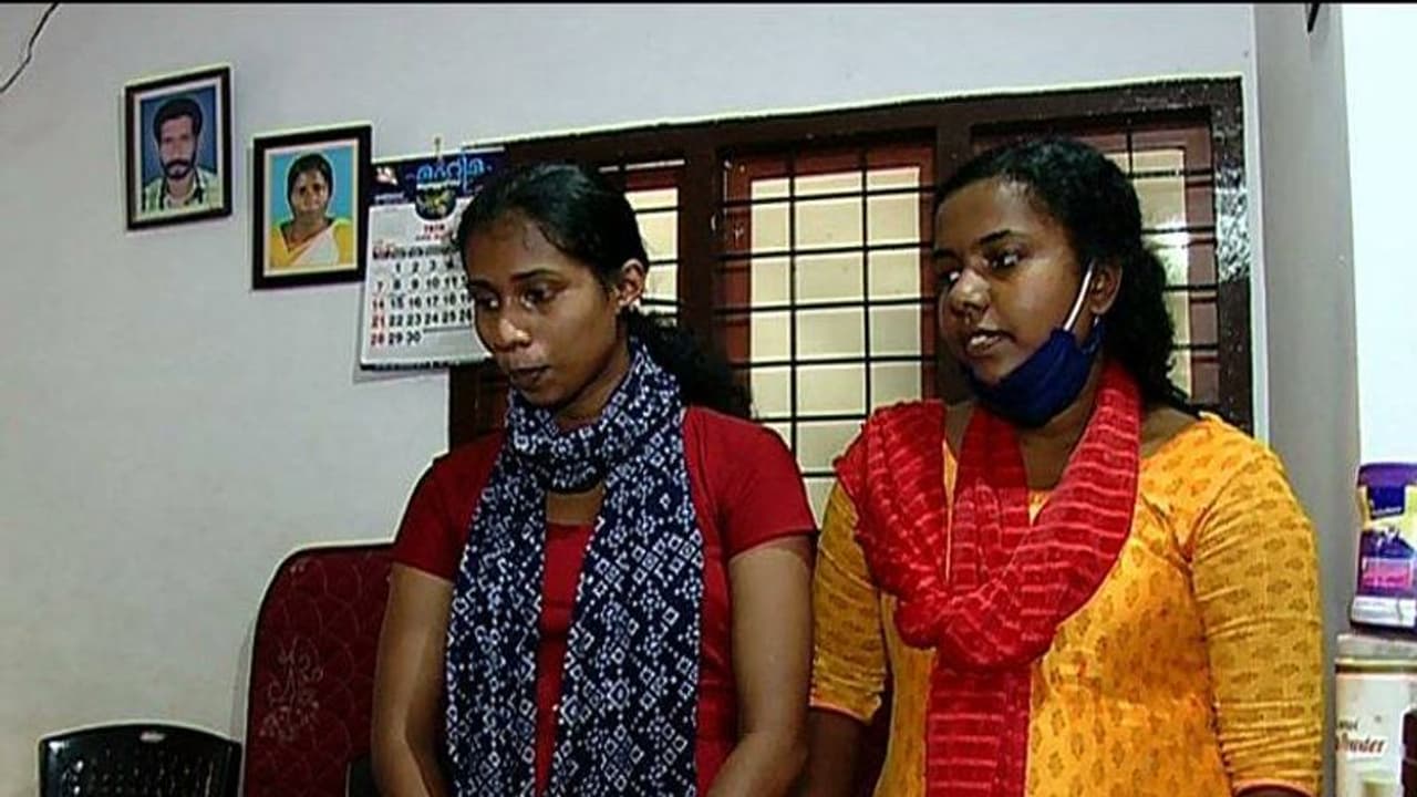 കയറിക്കിടക്കുന്ന വീട് പോലും ഏത് നിമിഷവും നഷ്ടപ്പെടാം; ദുരിതക്കയത്തില് സഹോദരിമാര് കയറിക്കിടക്കുന്ന വീട് പോലും ഏത് നിമിഷവും നഷ്ടപ്പെടാം; ദുരിതക്കയത്തില് സഹോദരിമാര്