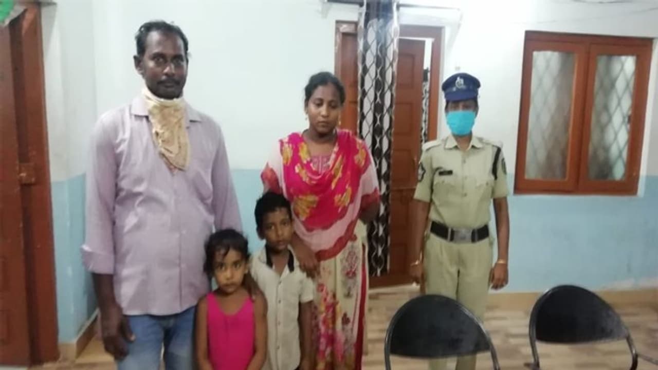 విశాఖలో విషాదం...సముద్రంలో దూకి తల్లి, ఇద్దరు పిల్లల ఆత్మహత్యాయత్నం విశాఖలో విషాదం...సముద్రంలో దూకి తల్లి, ఇద్దరు పిల్లల ఆత్మహత్యాయత్నం