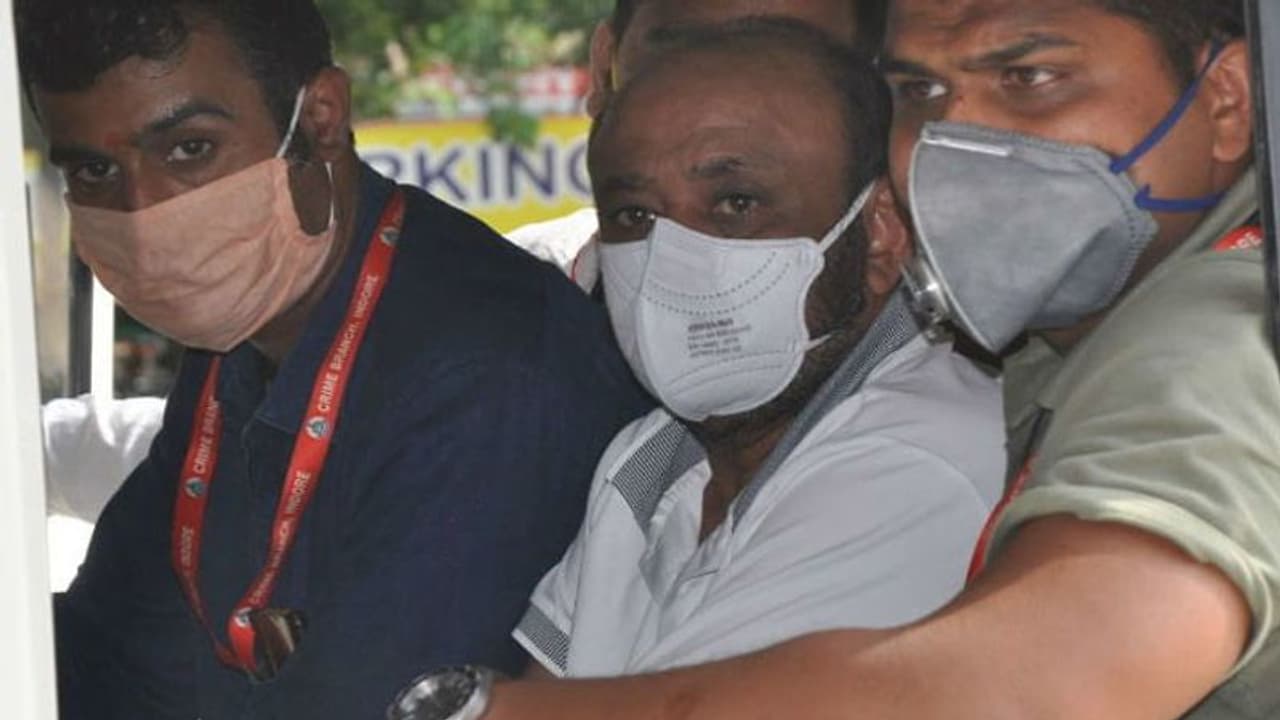 ট্যাবলয়েডে ফাঁস করেছিলেন একাধিক যৌন কেলেঙ্কারি, এবার হানি ট্র্যাপে নিজেই গ্রেফতার পত্রিকা মালিক