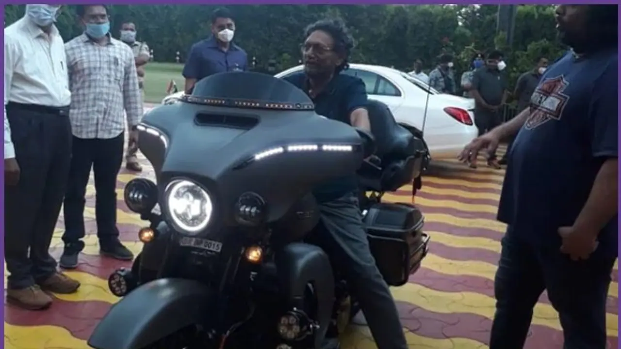 বিজেপি নেতার ছেলের ৫১ লাখের বাইক চালিয়ে বিপাকে দেশের প্রধান বিচারপতি, প্রশ্ন তুলছেন নেটিজেনরা বিজেপি নেতার ছেলের ৫১ লাখের বাইক চালিয়ে বিপাকে দেশের প্রধান বিচারপতি, প্রশ্ন তুলছেন নেটিজেনরা