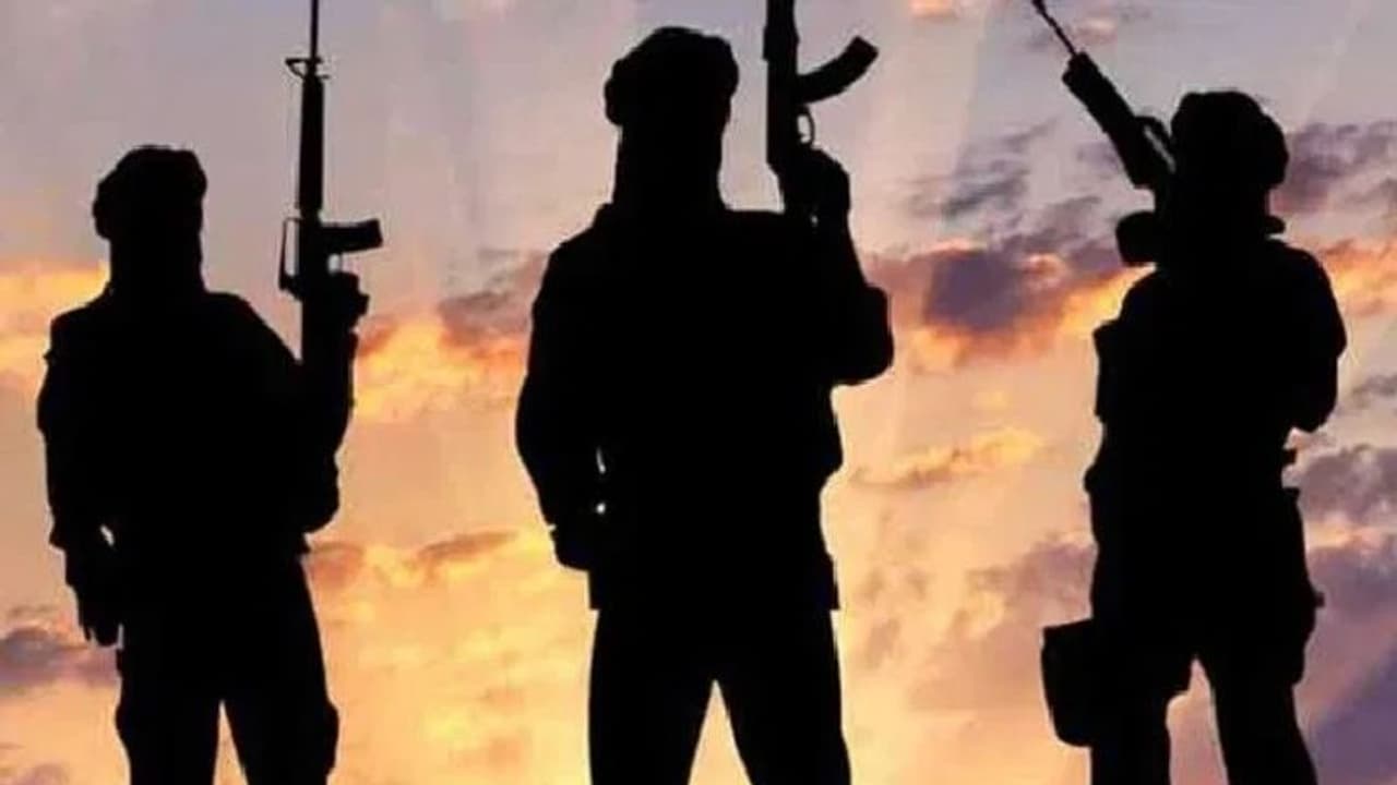 बिहार में अलर्ट; नेपाल के रास्ते देश में घुसे 6 से ज्यादा आतंकी, पाकिस्तानी आर्मी से मिली है ट्रेनिंग बिहार में अलर्ट; नेपाल के रास्ते देश में घुसे 6 से ज्यादा आतंकी, पाकिस्तानी आर्मी से मिली है ट्रेनिंग