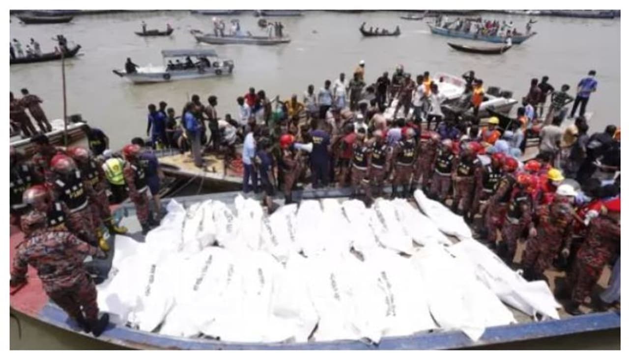বুড়িগঙ্গায় যাত্রী নিয়ে ডুবে গেল লঞ্চ, ভয়াবহ ফেরি দুর্ঘটনায় বাংলাদেশে মৃত্যু মিছিল