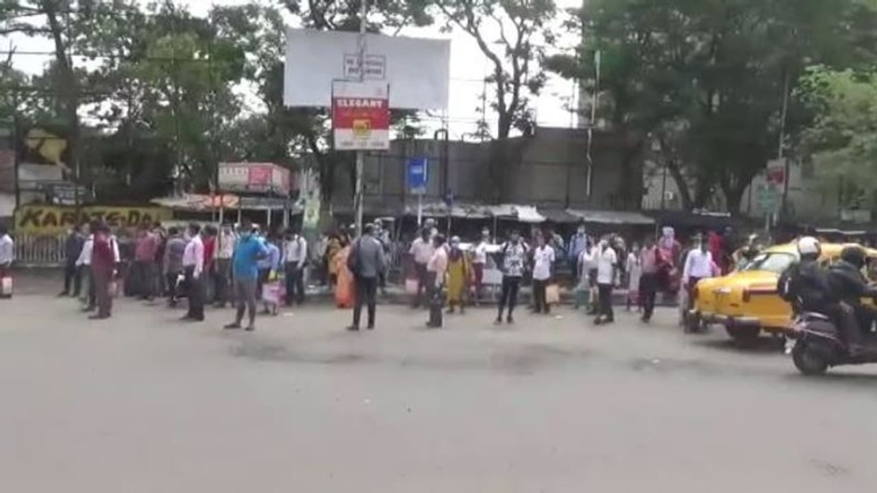 কাটছে না বেসরকারি বাসের জট, কলকাতার একাধিক এলাকায় চরম ভোগান্তিতে যাত্রীরা