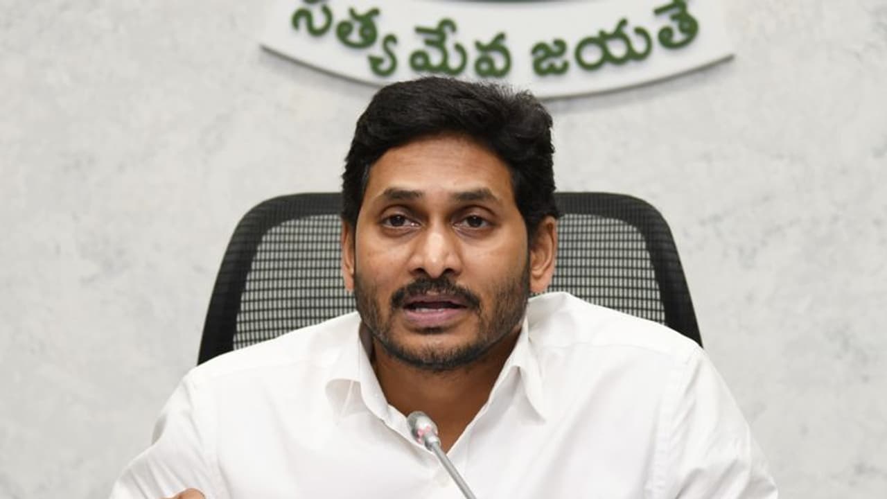 ఏపీలో ఆరోగ్యశ్రీ సేవలు: జగన్ కీలక ఆదేశాలు ఏపీలో ఆరోగ్యశ్రీ సేవలు: జగన్ కీలక ఆదేశాలు