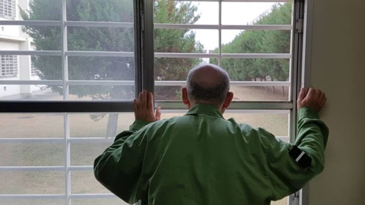 നോക്കാന് ആളില്ല, ഭക്ഷണമില്ല, കിടക്കാനിടമില്ല; ഇവിടെ പ്രായമായവര് കുറ്റം ചെയ്ത് ജയിലില് പോവുകയാണ് നോക്കാന് ആളില്ല, ഭക്ഷണമില്ല, കിടക്കാനിടമില്ല; ഇവിടെ പ്രായമായവര് കുറ്റം ചെയ്ത് ജയിലില് പോവുകയാണ്