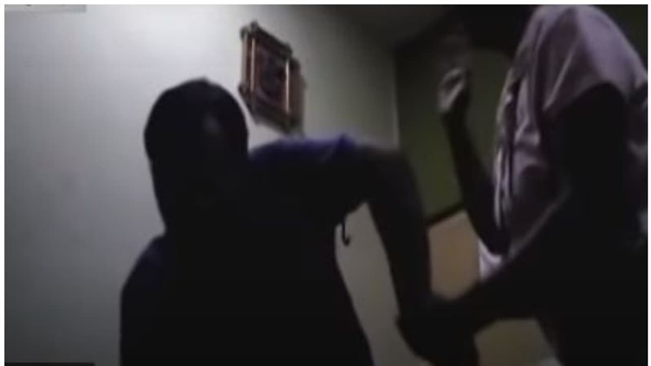 ഭര്ത്താവിനെ സിഗരറ്റ് കൊണ്ട് പൊള്ളിച്ച് ഭാര്യ; ക്രൂരമര്ദ്ദനത്തിന്റെ ദൃശ്യങ്ങള് പുറത്ത് ഭര്ത്താവിനെ സിഗരറ്റ് കൊണ്ട് പൊള്ളിച്ച് ഭാര്യ; ക്രൂരമര്ദ്ദനത്തിന്റെ ദൃശ്യങ്ങള് പുറത്ത്