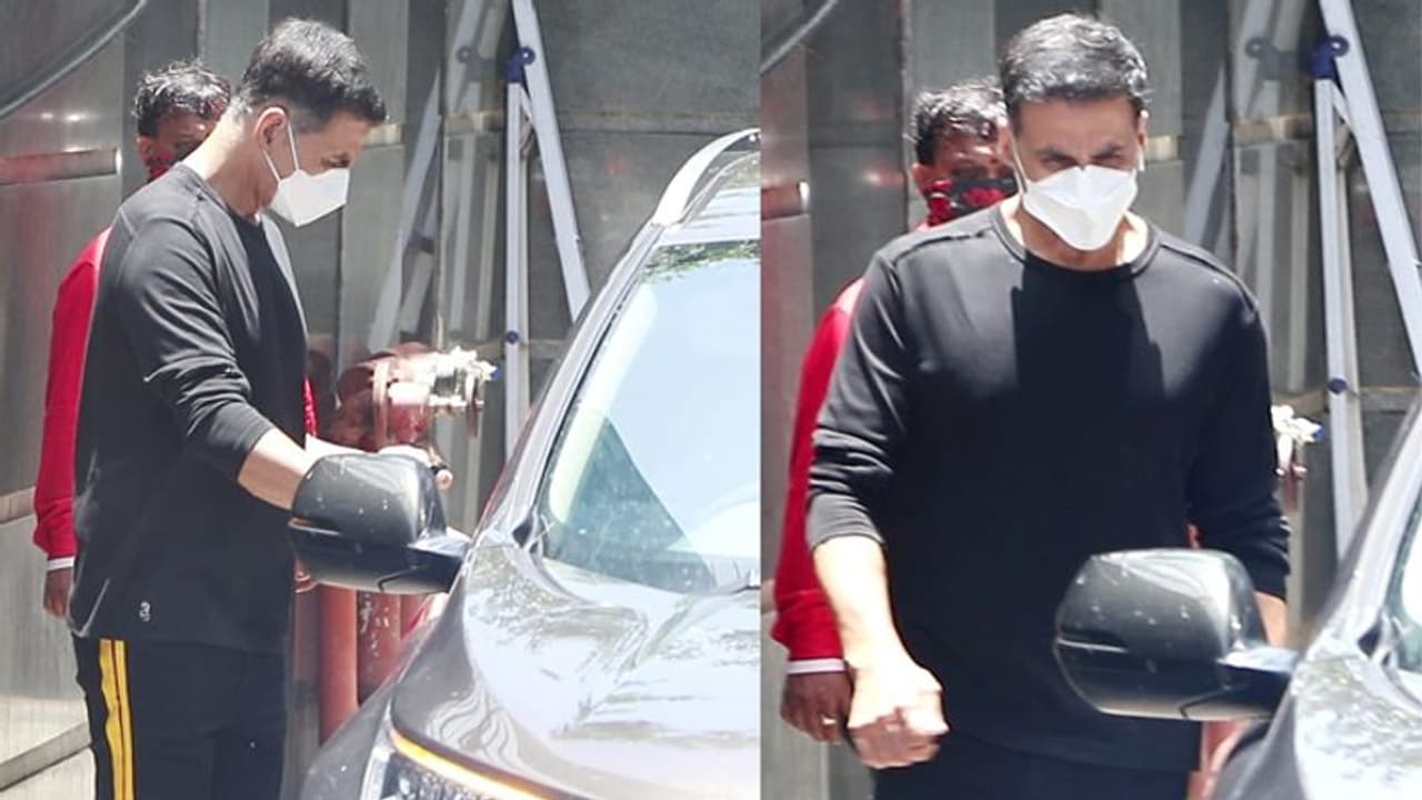 ब्लैक टी शर्ट, लोअर और चेहरे पर मास्क लगाए नजर आए अक्षय कुमार, इस शख्स के घर के बाहर हुए स्पॉट ब्लैक टी शर्ट, लोअर और चेहरे पर मास्क लगाए नजर आए अक्षय कुमार, इस शख्स के घर के बाहर हुए स्पॉट