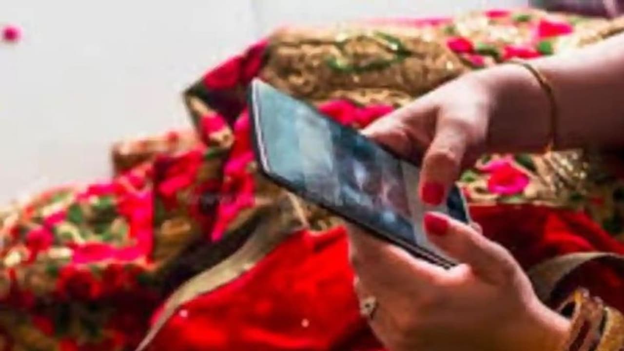 Dirty photo of bride on groom's mobile, refused to marry Dirty photo of bride on groom's mobile, refused to marry
