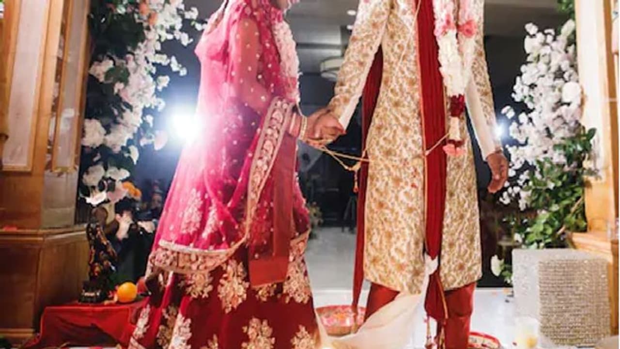 కరోనాతో వరుడి మృతి... పెళ్లికి వచ్చిన అతిథులంతా.. కరోనాతో వరుడి మృతి... పెళ్లికి వచ్చిన అతిథులంతా..