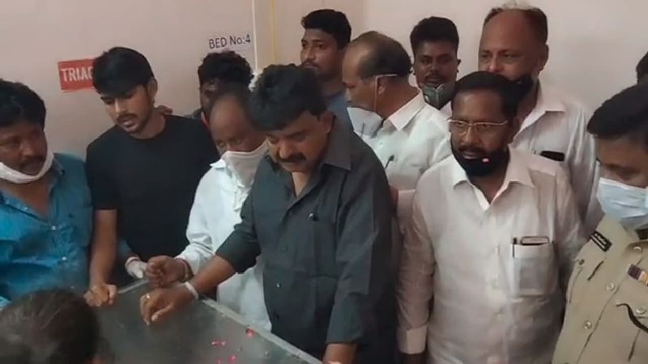 ముఖ్య అనుచరుడి దారుణ హత్య... మృతదేహం వద్ద బోరున విలపించిన మంత్రి నాని (వీడియో) ముఖ్య అనుచరుడి దారుణ హత్య... మృతదేహం వద్ద బోరున విలపించిన మంత్రి నాని (వీడియో)