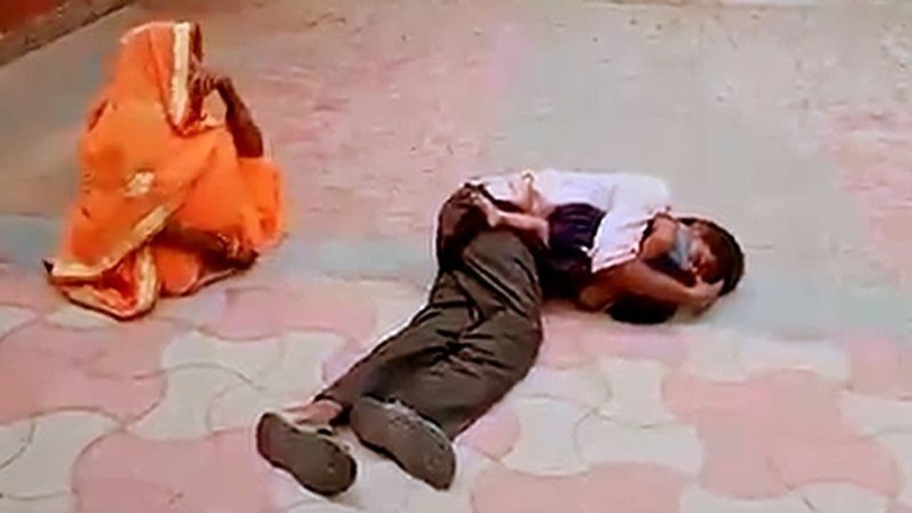 ১২ সেকেন্ডের ভিডিওতে বাবা মার আর্তনাদ, নিথর সন্তানের দেহ আঁকড়ে অভিযোগ ১২ সেকেন্ডের ভিডিওতে বাবা মার আর্তনাদ, নিথর সন্তানের দেহ আঁকড়ে অভিযোগ