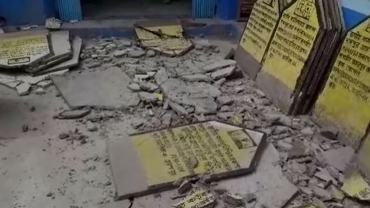 পরিযায়ী শ্রমিকদের বিক্ষোভে ধুন্ধুমারকাণ্ড, মুর্শিদাবাদে ভাঙচুর চলল পঞ্চায়েত অফিসে পরিযায়ী শ্রমিকদের বিক্ষোভে ধুন্ধুমারকাণ্ড, মুর্শিদাবাদে ভাঙচুর চলল পঞ্চায়েত অফিসে