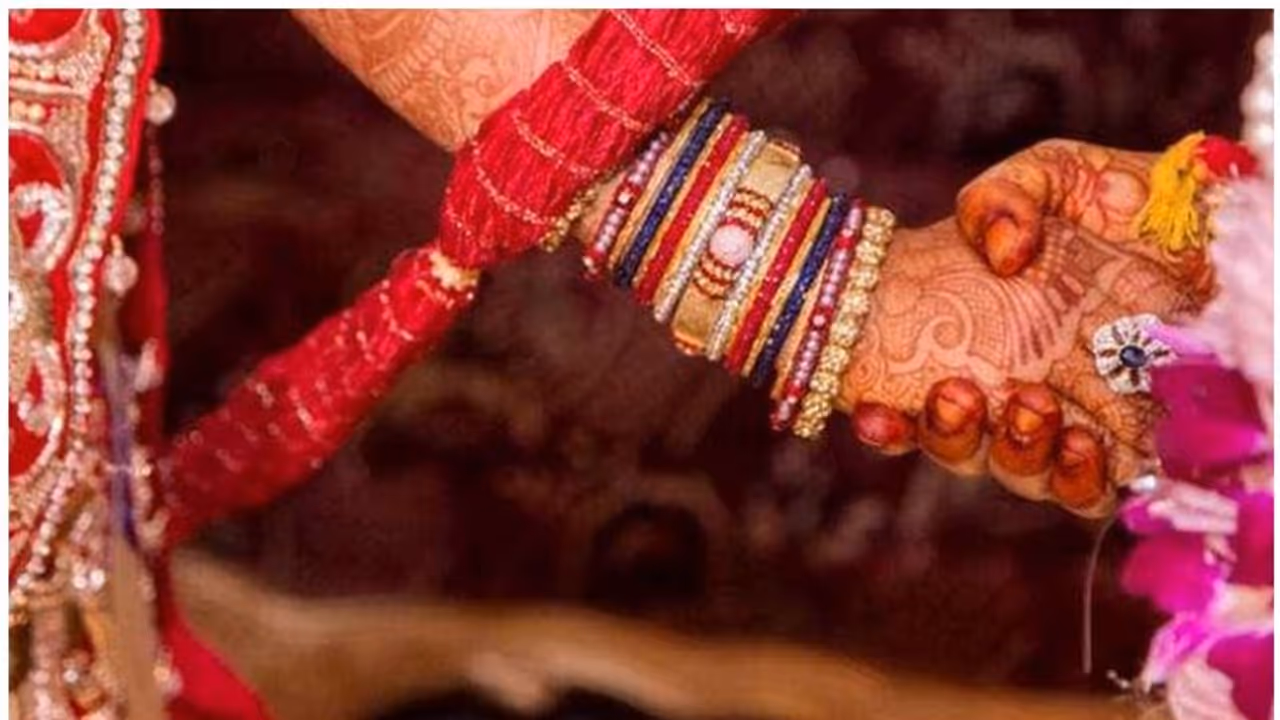 വിവാഹച്ചടങ്ങിൽ വൻ കൊവിഡ് സംക്രമണം; വരൻ മരിച്ചു, കല്യാണം കൂടിയ 95 ബന്ധുക്കൾക്ക് രോഗബാധ വിവാഹച്ചടങ്ങിൽ വൻ കൊവിഡ് സംക്രമണം; വരൻ മരിച്ചു, കല്യാണം കൂടിയ 95 ബന്ധുക്കൾക്ക് രോഗബാധ