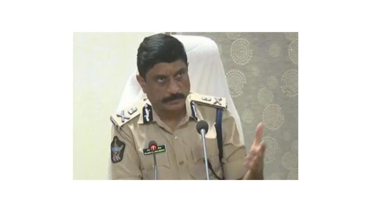 సాయినార్ కంపెనీలో గ్యాస్ లీకేజీ: కేసు నమోదు చేశామన్న సీపీ మీనా సాయినార్ కంపెనీలో గ్యాస్ లీకేజీ: కేసు నమోదు చేశామన్న సీపీ మీనా