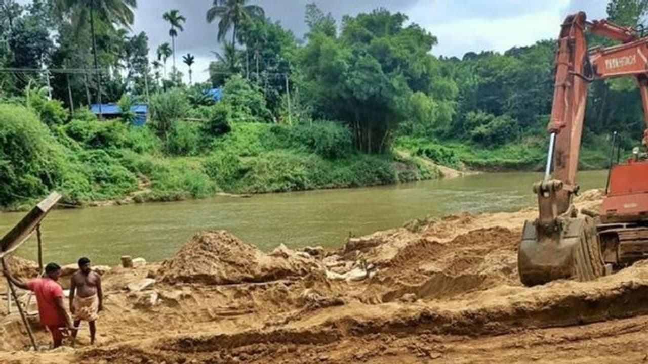 മണല്ക്കടത്ത് കണ്ടെത്തി; കബനിയിലെ പ്രളയമാലിന്യം നീക്കല് നിര്ത്തിവെക്കാന് നിര്ദ്ദേശം മണല്ക്കടത്ത് കണ്ടെത്തി; കബനിയിലെ പ്രളയമാലിന്യം നീക്കല് നിര്ത്തിവെക്കാന് നിര്ദ്ദേശം