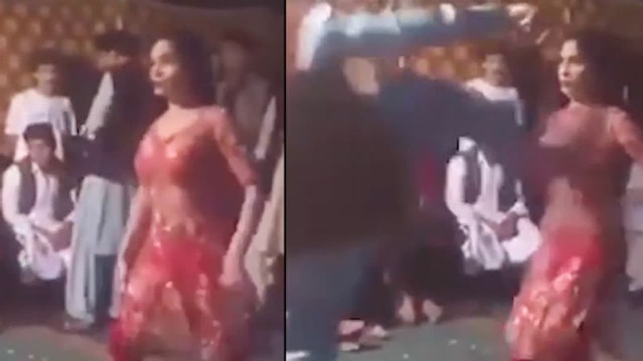 మహిళా డ్యాన్సర్తో అసభ్యంగా ప్రవర్తించే ప్రయత్నం.. ఆమె గుణపాఠం ఎలా చెప్పిందంటే? (వీడియో) మహిళా డ్యాన్సర్తో అసభ్యంగా ప్రవర్తించే ప్రయత్నం.. ఆమె గుణపాఠం ఎలా చెప్పిందంటే? (వీడియో)