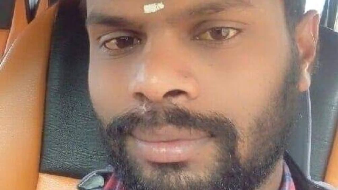 റോഡ് റോളര് ഓടിക്കുന്നതിനിടെ അപസ്മാരം വന്ന് കുഴഞ്ഞുവീണു, യുവാവിന് ദാരുണാന്ത്യം റോഡ് റോളര് ഓടിക്കുന്നതിനിടെ അപസ്മാരം വന്ന് കുഴഞ്ഞുവീണു, യുവാവിന് ദാരുണാന്ത്യം