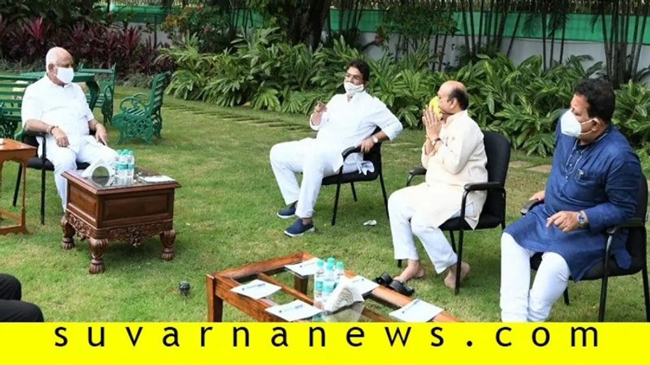 ಲಾಕ್ಡೌನ್ ಬಗ್ಗೆ ಚರ್ಚೆ: ಸಭೆಯಲ್ಲಿ ಅಂತಿಮವಾಗಿ ಮಹತ್ವದ ತೀರ್ಮಾನಕ್ಕೆ ಬಂದ ಸಿಎಂ ಲಾಕ್ಡೌನ್ ಬಗ್ಗೆ ಚರ್ಚೆ: ಸಭೆಯಲ್ಲಿ ಅಂತಿಮವಾಗಿ ಮಹತ್ವದ ತೀರ್ಮಾನಕ್ಕೆ ಬಂದ ಸಿಎಂ