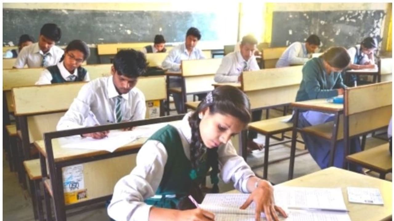 കർണാടകയിൽ എസ്എസ്എൽസി പരീക്ഷയെഴുതിയ 33 വിദ്യാർത്ഥികൾക്ക് കൊവിഡ് കർണാടകയിൽ എസ്എസ്എൽസി പരീക്ഷയെഴുതിയ 33 വിദ്യാർത്ഥികൾക്ക് കൊവിഡ്