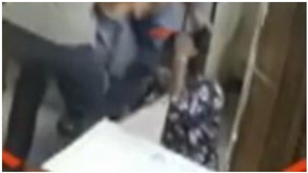 முகக்கவசம் அணிந்து பேசச் சொன்னதால் ஆத்திரம்... பெண் ஊழியரை கொடூரமாகத் தாக்கிய அரசு அதிகாரி..! முகக்கவசம் அணிந்து பேசச் சொன்னதால் ஆத்திரம்... பெண் ஊழியரை கொடூரமாகத் தாக்கிய அரசு அதிகாரி..!